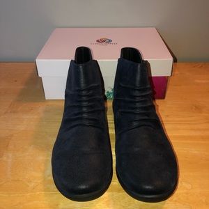 NEW Clark’s- Cloudstepper Navy bootie